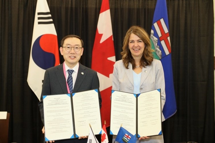 The Republic of Korea’s Customs Commissioner, Myeong-ku Lee, with Premier Danielle Smith.