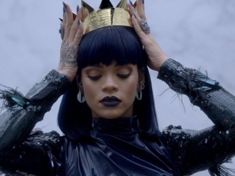 Rihanna Wins Hearts After Learning Kanien’kéha Phrase from Flight Attendant